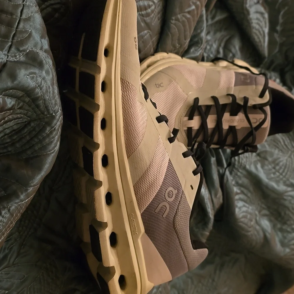 On Running cloudrunner shoes - Picture 5 of 7